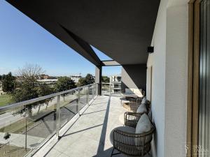 - Balcón de un edificio con sillas y vistas en SkyTaras - Apartament przy Tężni, en Busko-Zdrój