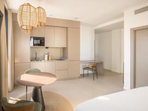 Dapur atau dapur kecil di Housing Maritim by SharingCo +40 gambar