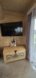 Una habitación de madera con un televisor en la pared. en Bachledowy Wierch, en Czerwienne