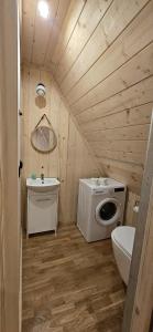 y baño pequeño con aseo y lavadora. en Bachledowy Wierch, en Czerwienne