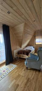 Habitación con cama, sofá y silla en Bachledowy Wierch, en Czerwienne 14 fotos más