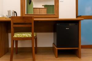 una sedia seduta accanto a una scrivania con specchio di Kuvin Villa a Hikkaduwa