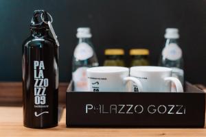 パルマにあるPalazzo Gozzi Bed & Beautyのテーブルの上に置かれたビール瓶とマグカップ +41枚の写真