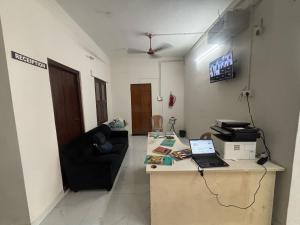 Televisyen dan/atau pusat hiburan di Hotel O Eswar Grand Palace Perungudi