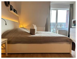 a bedroom with a large bed with a large window at Maritimes Appartement in der Lagunenstadt Ueckermünde in Ueckermünde