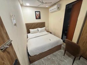 Un pat sau paturi într-o cameră la Hotel O Beverly Plaza Kurla