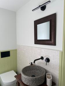 un bagno con lavandino e WC di Spacious Forest Row Home by Ashdown Trails a Forest Row Altre 13 foto