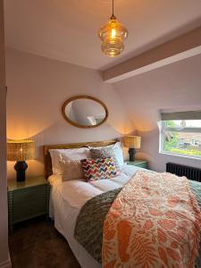 una camera da letto con un letto e uno specchio sul muro di Spacious Forest Row Home by Ashdown Trails a Forest Row