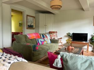 un soggiorno con un divano e una TV di Spacious Forest Row Home by Ashdown Trails a Forest Row