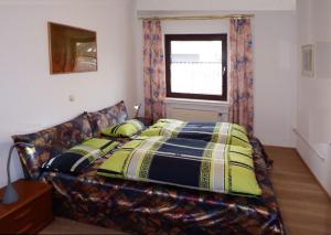 un letto in un soggiorno con divano di nette Ferienwohnung mit eigenem Eingang und Sonnenterrasse a Idstein