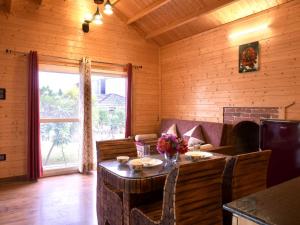 ein Esszimmer mit Tisch und Stühlen und einem Fenster in der Unterkunft Jolly Retreat in Jhājra