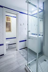 Et badeværelse på Romana Playa Marbella + 7 billeder