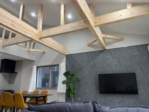 Μια τηλεόραση ή/και κέντρο ψυχαγωγίας στο 1棟貸新築ロフトハウスK2 安濃津 Suzuka ise