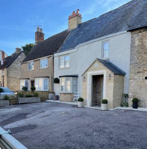una casa con un estacionamiento delante de ella en Cottage on high street, own parking and EV charger, en Chipping Norton 37 fotos más