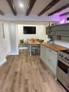 Una cocina con una mesa y un comedor. en Cottage on high street, own parking and EV charger, en Chipping Norton