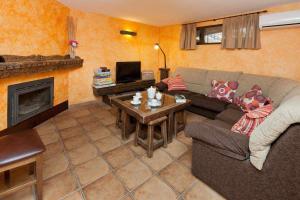 a living room with a couch and a table at Alojamientos Callejón del Pozo, cerca Puy du Fou in Gálvez