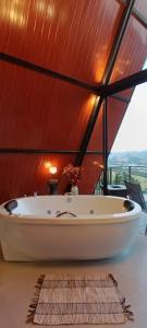 a white bath tub in a room with a window at Cabana Vulcão em Andradas MG in Andradas +29 photos