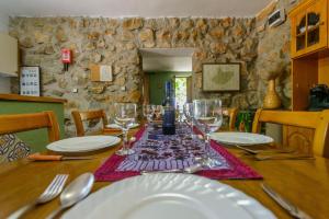 una mesa con copas de vino en una mesa de madera en Casa Jurinea, en Torres