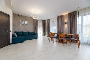 Una sala de estar con un sofá azul y una mesa. en Chalet 348, en Palyanytsya