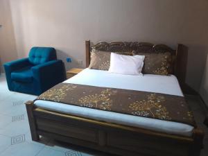 Un pat sau paturi într-o cameră la Martina's Executive Lodge +7 fotografii