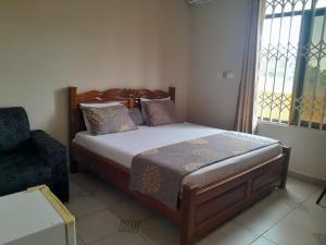 Un pat sau paturi într-o cameră la Martina's Executive Lodge