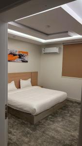 a bedroom with a bed in a room at شقة بغرفتين نوم وصالة بدخول ذكي in Al Madinah