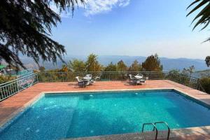 une piscine avec vue sur les montagnes dans l'établissement ECKO Kasang Regency Hill Resort, à Lansdowne