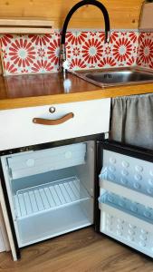 una cocina con fregadero y un cajón abierto en Descubre Tenerife en furgoneta camper, en Los Abrigos