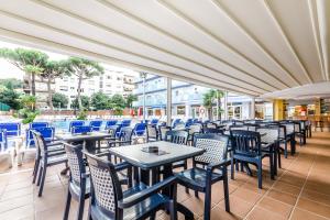 A restaurant or other place to eat at Hotel Mar Blau