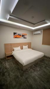 Postel nebo postele na pokoji v ubytování شقة بغرفتين نوم وصالة بدخول ذكي