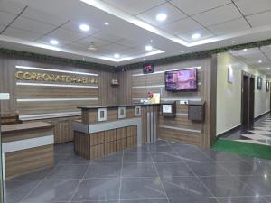 vestíbulo con barra y TV en un edificio en Corporate Habitat, en Bhubaneshwar