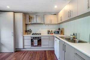 HeathcoteCarkeet Cottage的带白色橱柜和水槽的厨房 更多14张照片