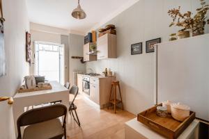 Una cocina con encimera y refrigerador blanco. en Seaside Suite A Due Passi dal Mare, en Bari