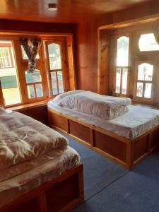 PhakdingにあるTribeni Lodge Phakdingのツインベッド2台 窓付きの部屋