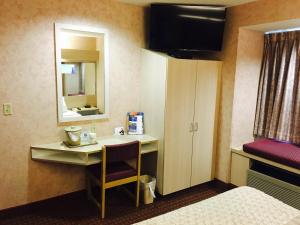 TV a/nebo společenská místnost v ubytování Microtel Inn & Suites by Wyndham Syracuse Baldwinsville