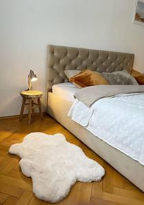 En eller flere senge i et værelse på Apartmá