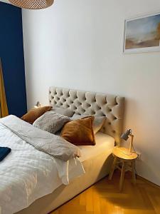 En eller flere senge i et værelse på Apartmá