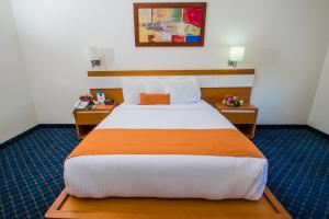 Postel nebo postele na pokoji v ubytování Sleep Inn Monclova