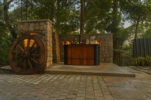 马迪凯里Hillscape Resort的石墙内的酒吧，配有木轮