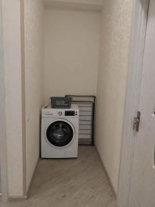 - un lave-linge dans un coin de pièce dans l'établissement Apart Fenix, à Stantsiya Mukhiani 1 autre photo