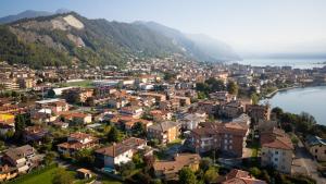an aerial view of a town next to a body of water at Rifugio Elegante a due passi dal Lago - Free Wifi Giardino e AC in Sarnico