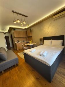 1 dormitorio con cama grande, mesa y sofá en MitProt Panorama Bay 2 Luks studio 155, en Sveti Vlas