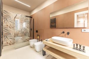 Dimora Suite Oro في غالّيبولي: حمام مع حوض ومرحاض ودش +10 صور