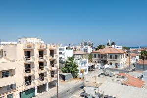 een luchtfoto van een stad met gebouwen bij Warner Boutique Hotel Adults only in Larnaka