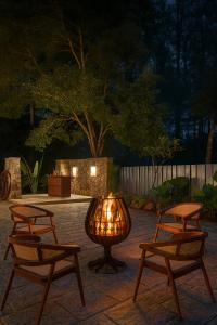 马迪凯里Hillscape Resort的夜晚庭院里的两把椅子和一盏灯