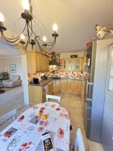 una cocina con una mesa con flores. en Appartement avec piscine et loisirs, en Villeneuve-lès-Béziers