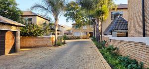 eine leere Straße in einem Haus mit einer gemauerten Auffahrt in der Unterkunft 3 Bedroom Apartment in Roodepoort