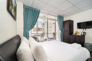 Un pat sau paturi într-o cameră la Charisee Sai Gon Inn City