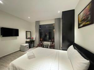 Un televizor și/sau centru de divertisment la Charisee Sai Gon Inn City +30 fotografii