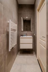 a bathroom with a sink and a mirror at Cosy City Apartment in Rotterdam West in Rotterdam